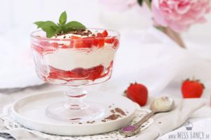 Sommerdessert Mascarponecreme mit frischen Erdbeeren