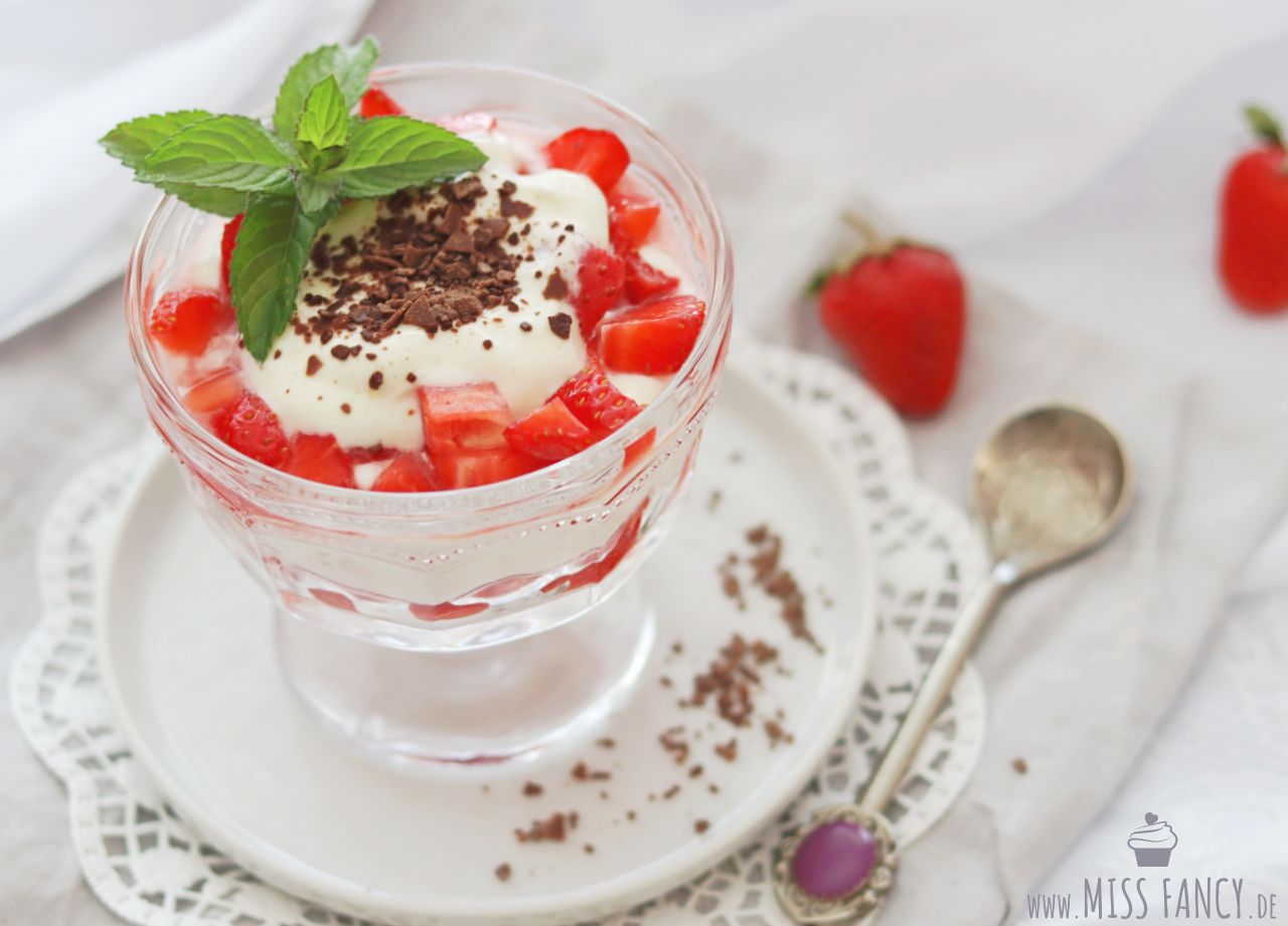 Sommerdessert Mascarponecreme mit Erdbeeren