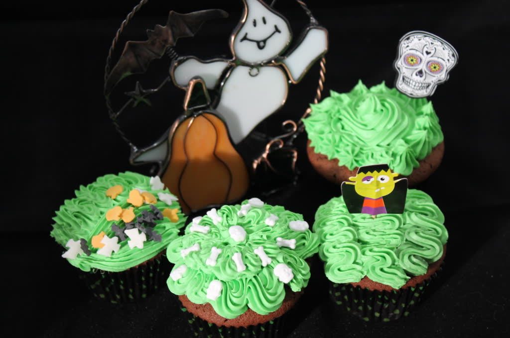 Grün dekorierte Schoko-Rum Halloween Cupcakes