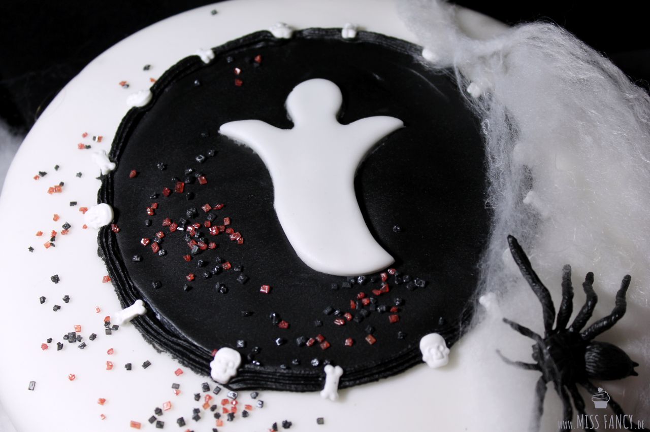 Rezept-Black-Velvet-Halloween-Torte-Missfancy