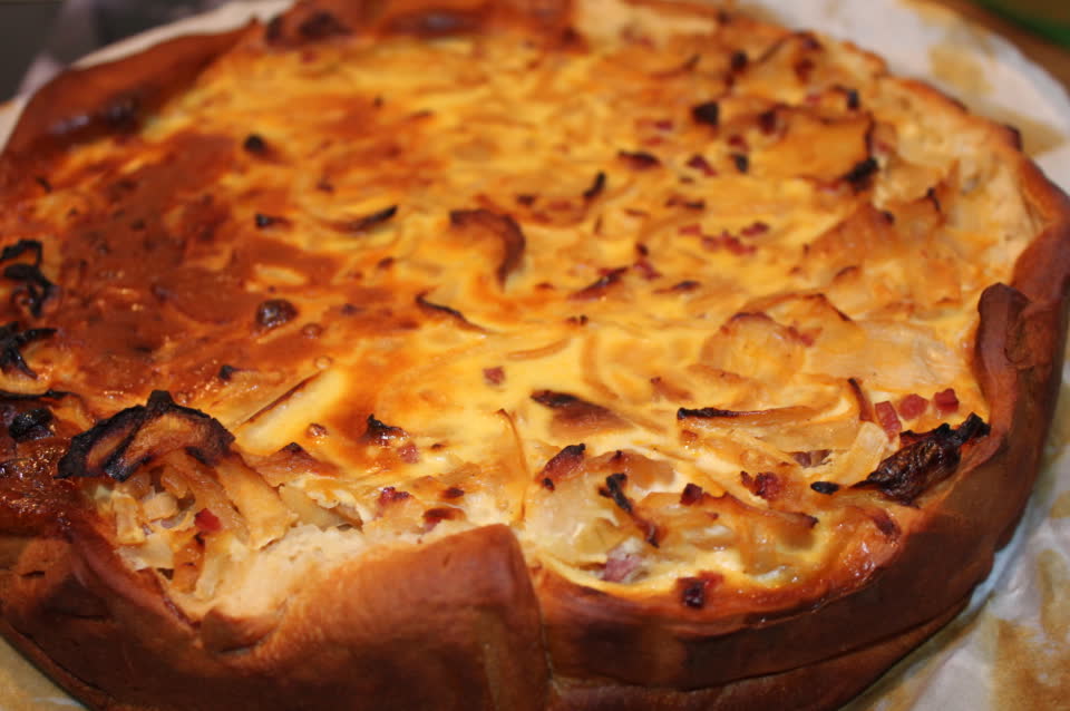 Zwiebelkuchen rund gebacken