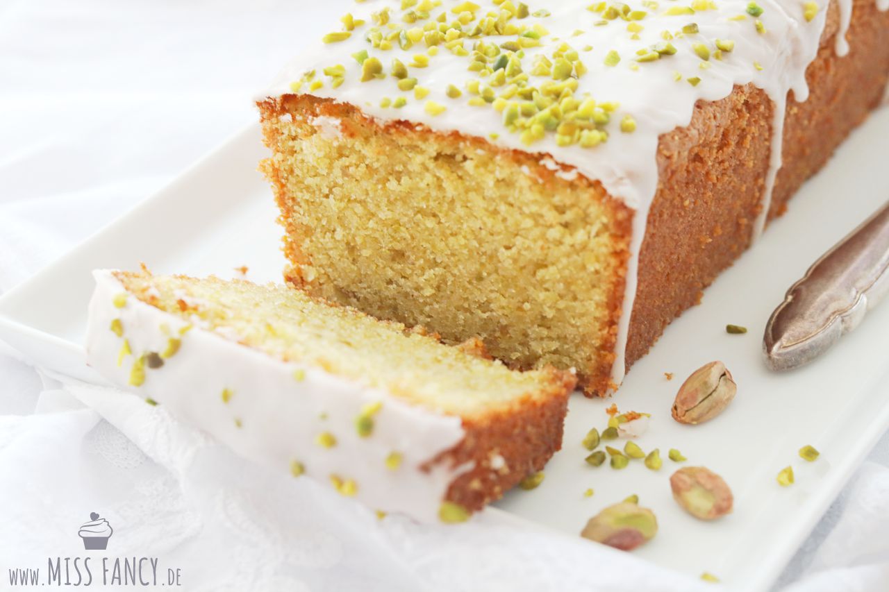 Dieser Pistazien-Mandelkuchen ist besonders saftig und lecker. Genau das Richtige zum Sonntagskaffee. Pistazien-Mandelkuchen