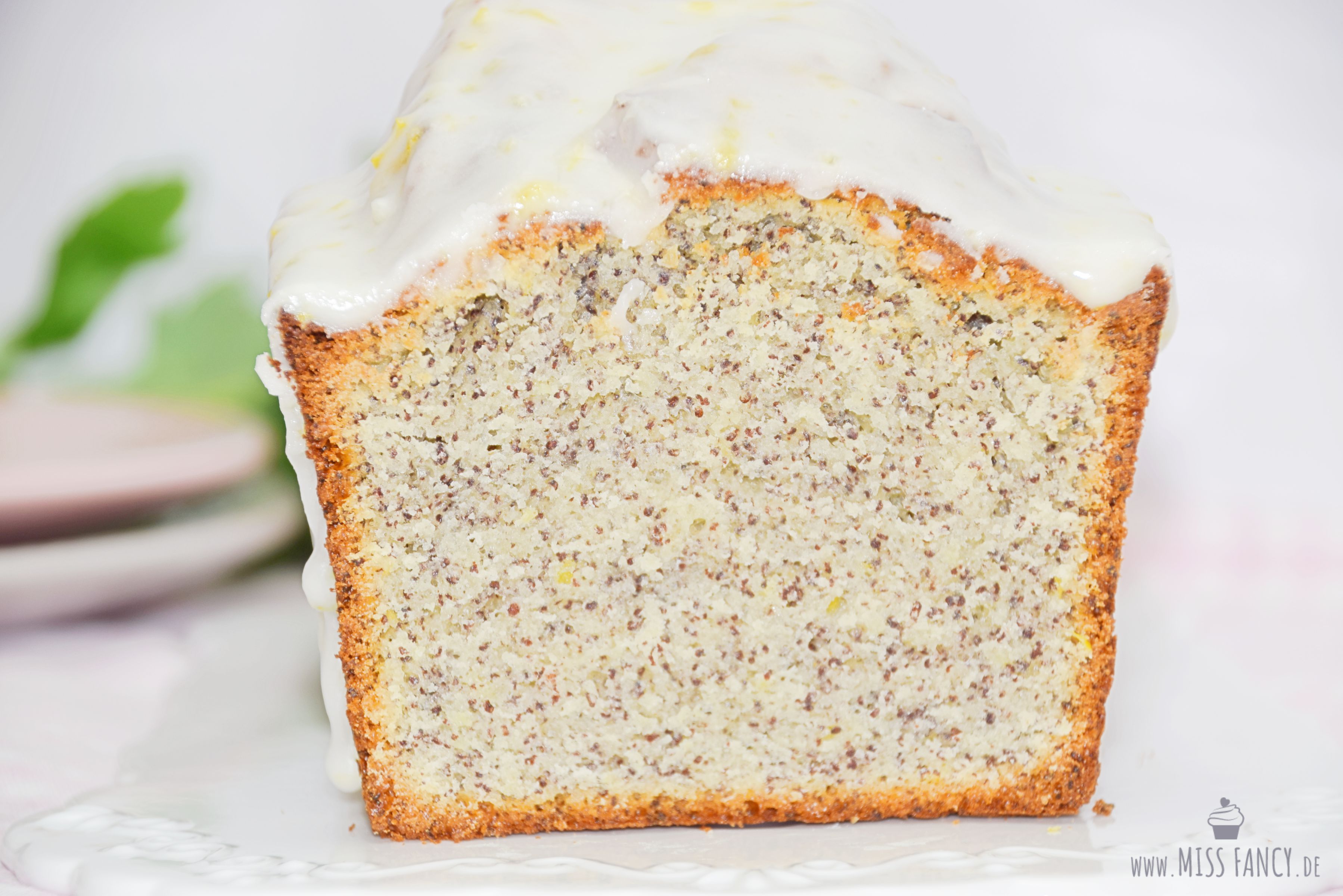 Aufgeschnittener Zitronenkuchen mit Mohn