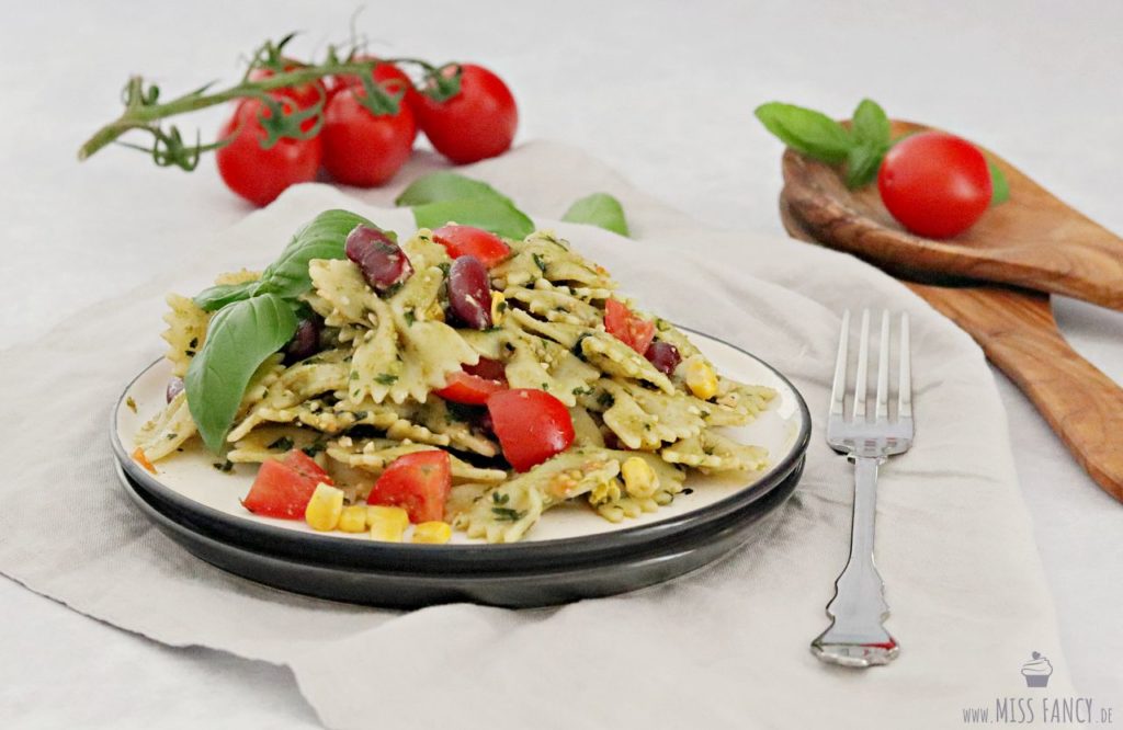 Nudelsalat mit Basilikumpesto