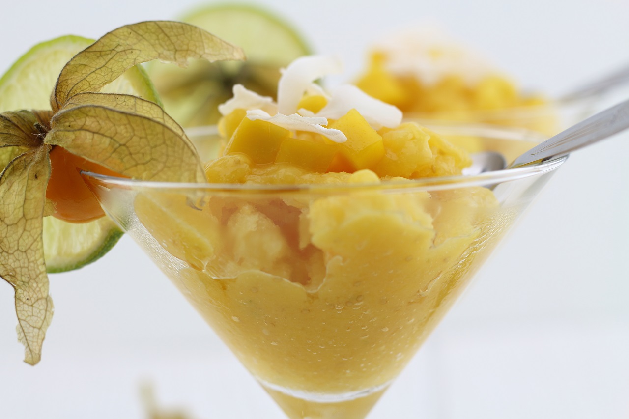 Mango-Kokos-Granité als fruchtige Erfrischung im Sommer - Rezept für veganes Granita mit Mango und Kokos