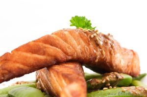 Sommer-Rezept: Lachs auf Zuckerschoten mit Sesam-Soße