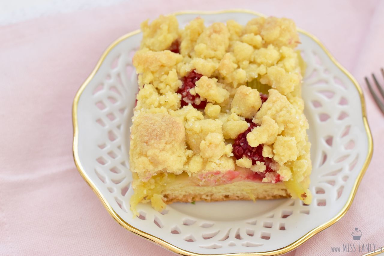 Himbeer-Rhabarber-Streuselkuchen