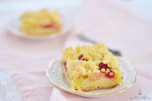 Himbeer-Rhabarber-Streuselkuchen