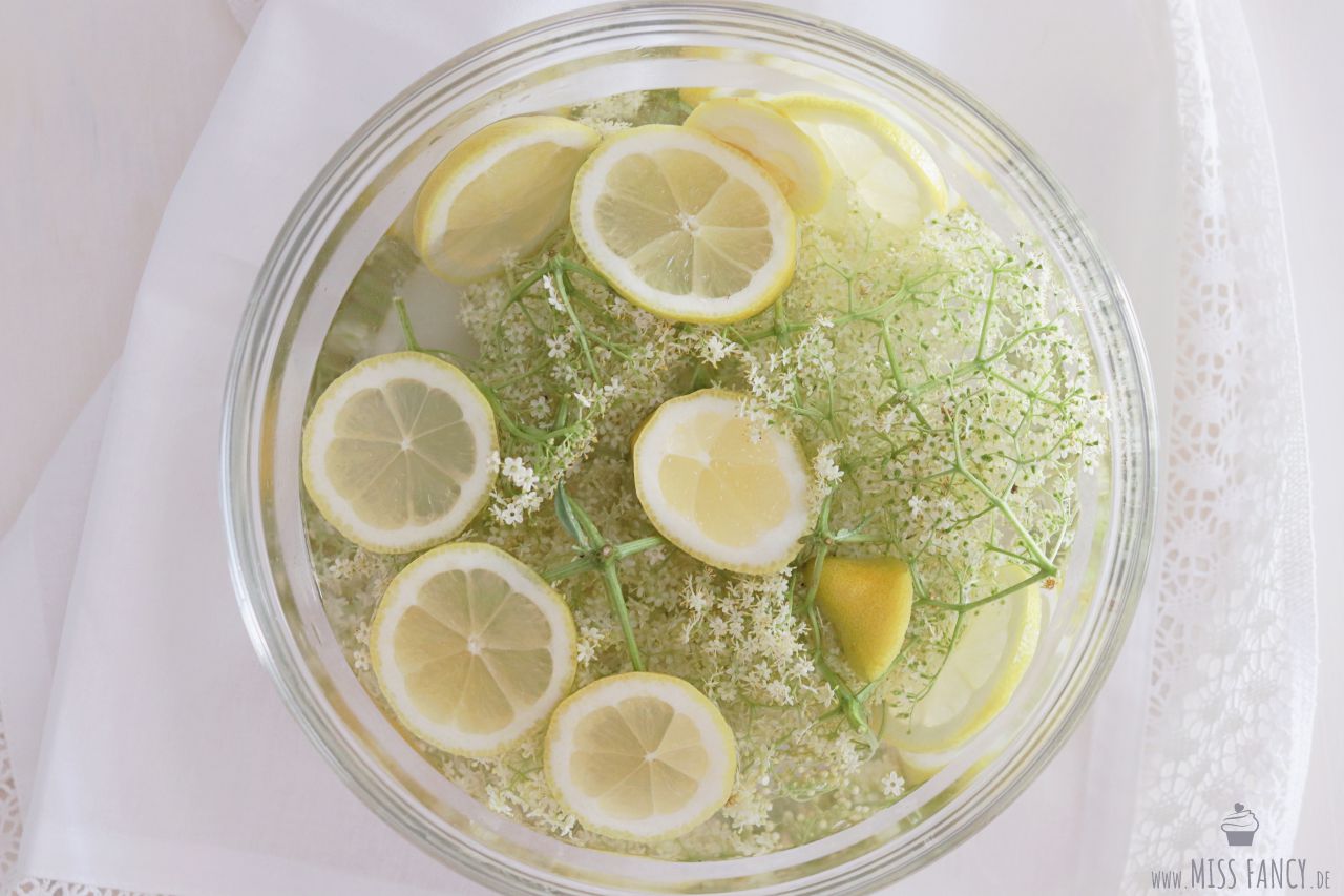 rezept-holunderblütensirup-zitronen