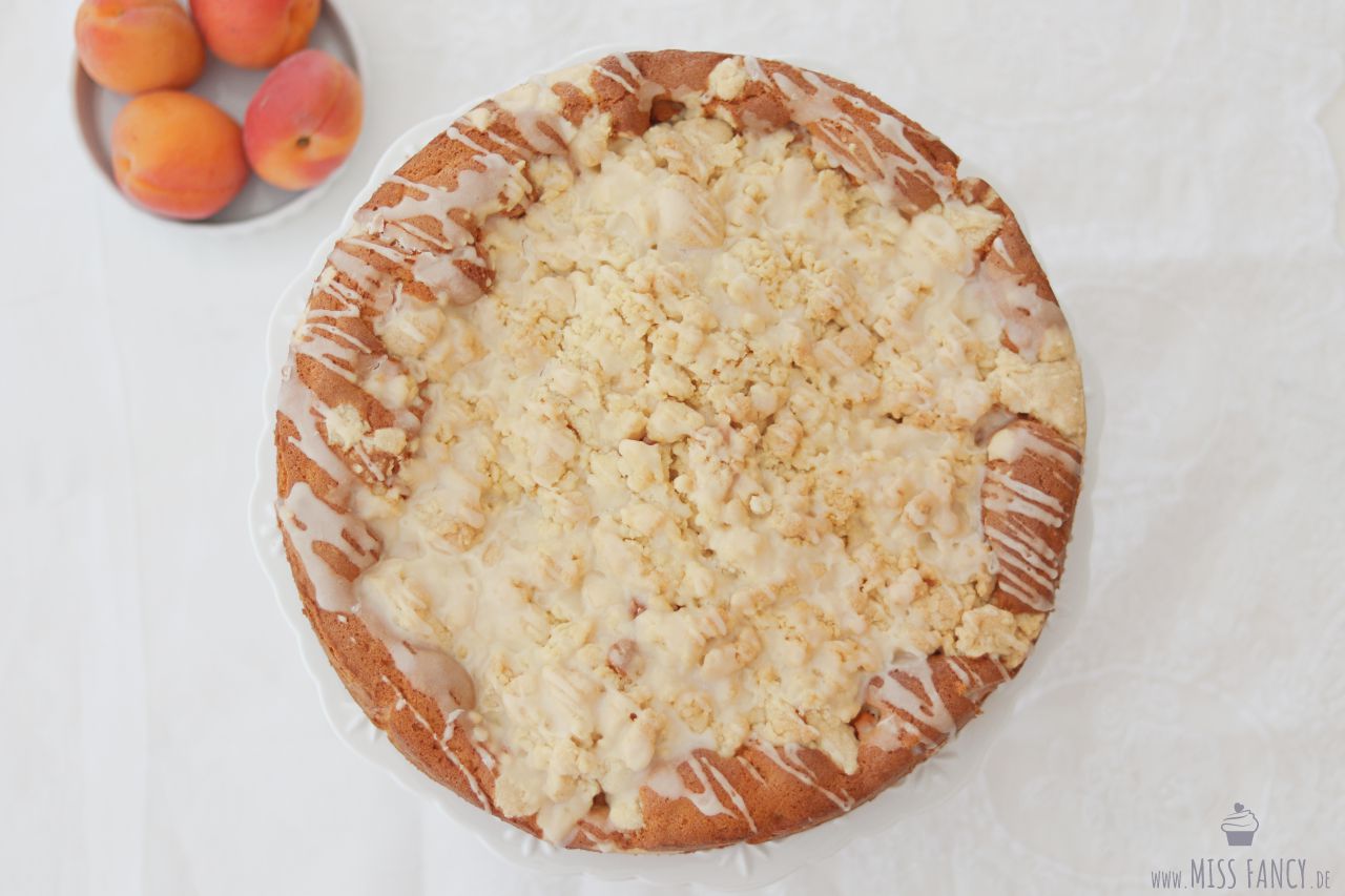 Aprikosen-Eierlikör-Streuselkuchen