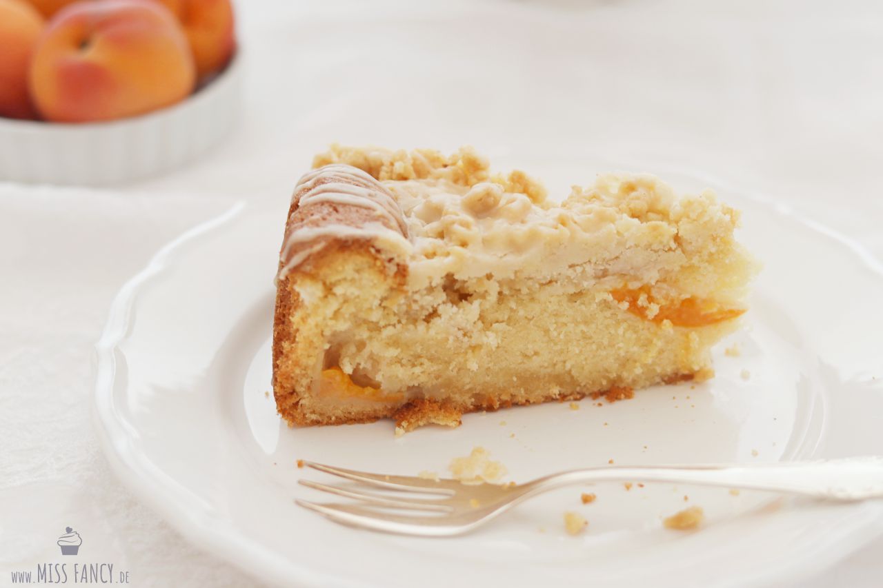Aprikosen-Eierlikör-Streuselkuchen