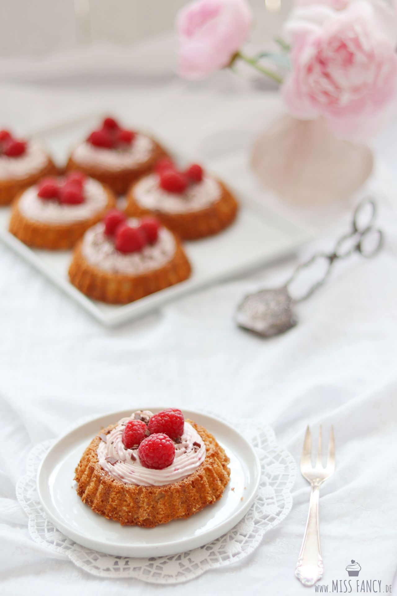 Tolle Himbeer-Törtchen mit Mascarponecreme auf Mandelboden