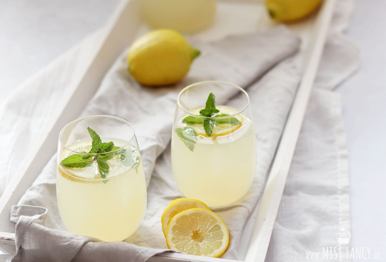 Selbstgemachte Holunder-Zitronenlimonade